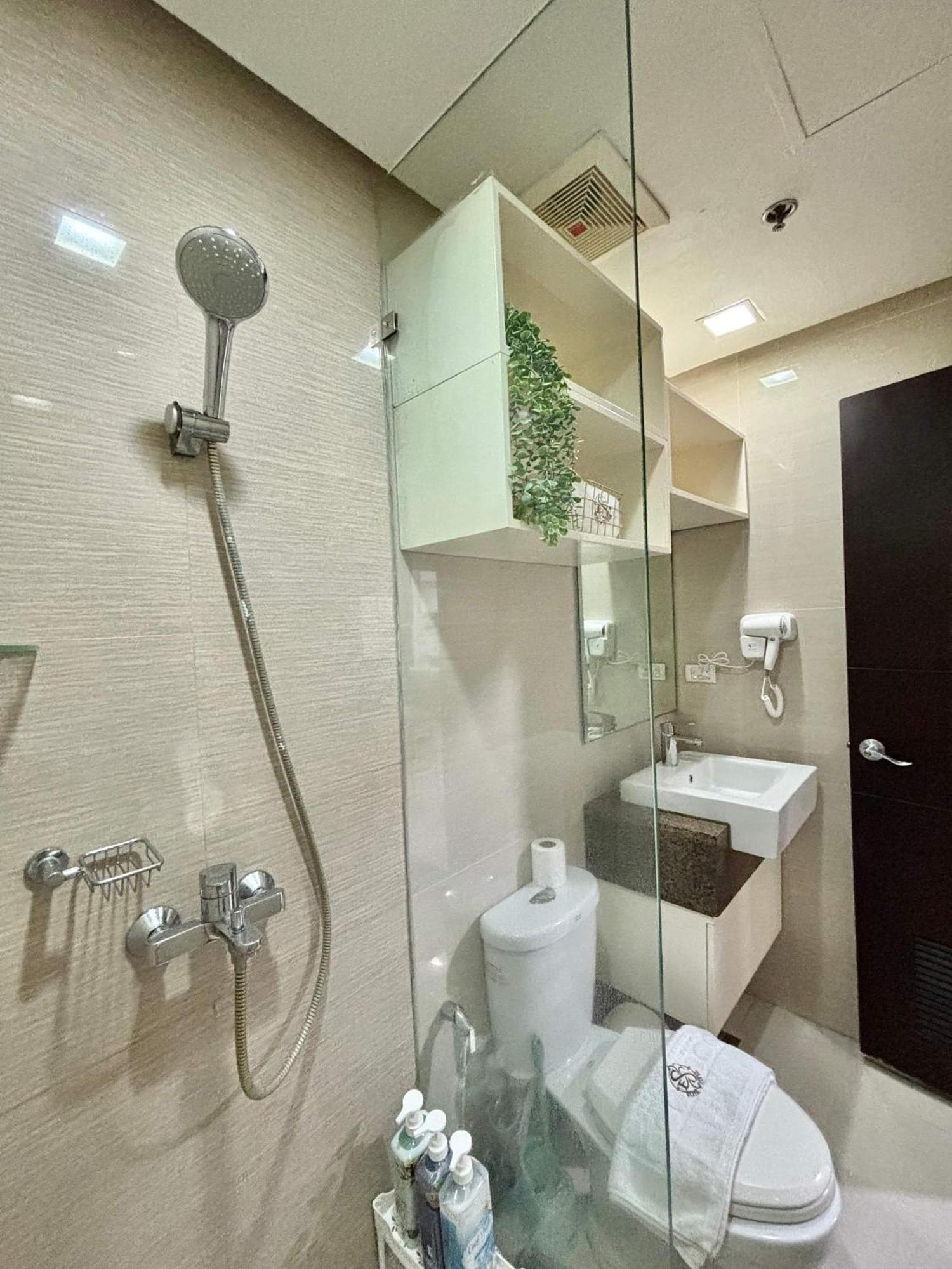 Greenbelt Hamilton Tower 1 Makati City Bagian luar foto
